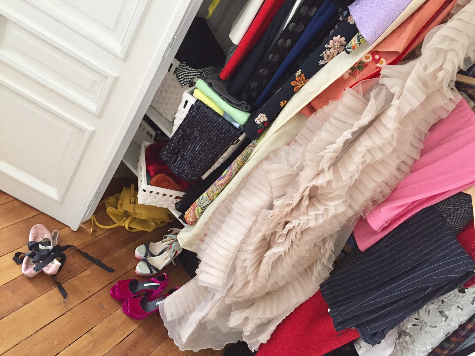 The Capsule Wardrobe: How to Reduce Your Closet to 37 Pieces